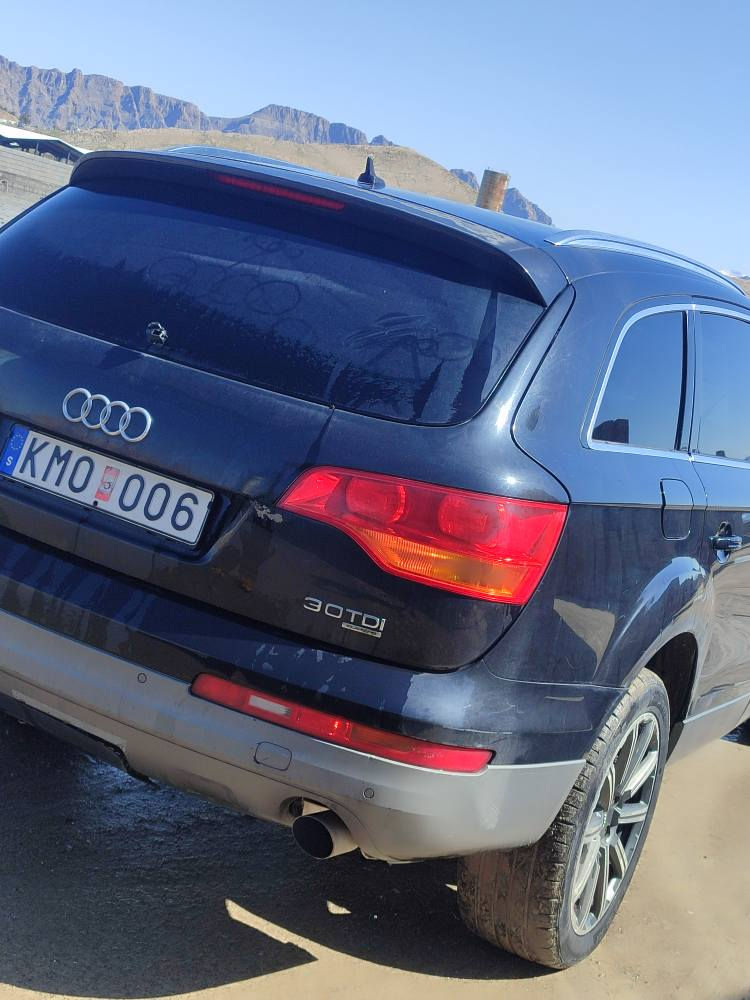 Audi q7 کیو سێڤن 
مۆدێل 2009 گاز  سێ ڕیز کوشن گێڕ و مەکینە بەشەرت تەبرید کوشن گەرمی و میمۆری و جڵد دەبڵ ئەکسل و چوپ 
وەتا خۆی بەرز و نزم دەکات 
بەشەرتی بڕاوە پاش و پێشی کەپس 
شوێن ڕانیە *********** السليمانية, العراق
