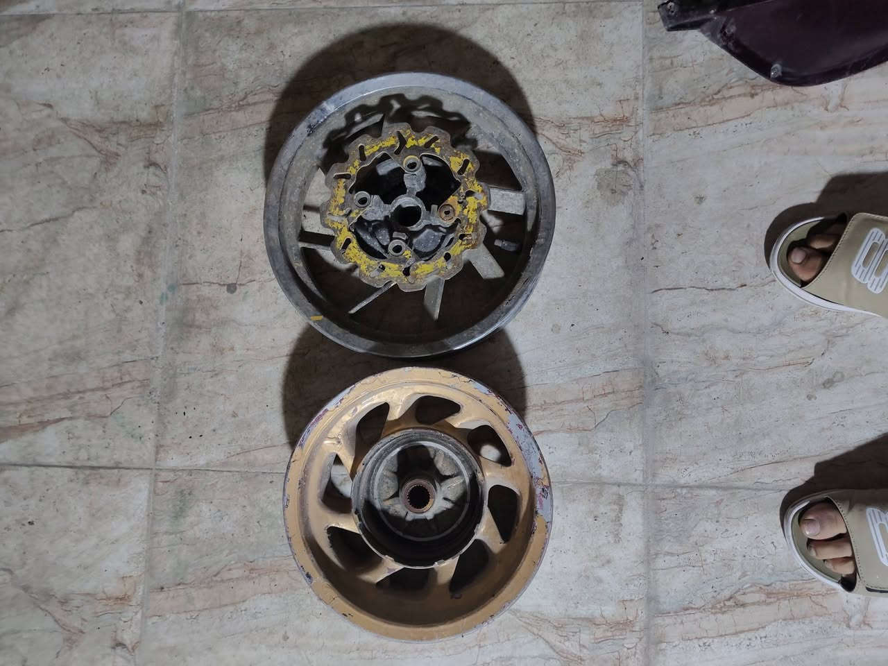 سلام عليكم ورحمة الله
من رخصة صاحب الگروب 
غراض فيوجن للبيع شنو الي يعجبك اخذ سكرين واتفضل خاص
ماشات 2 
بگ لايت 
قباقة بگ لايت 
قبق كلجات ستيل وعادي 
ويل امامي نيكل ويل خلفي عادي 
تجوات دوسات سوادات فج امامي وشغلات تكميليله بسيطه 
موجوده هم جوزه وسويج وعداد شغالات كلهن مال تفصيخ اكو هم عقل فيوجن شغال
موجود هم ويل امامي وخلفي لون لسود نضاف الأمامي ويا فلنجه ب اسعار مناسبه 
اكو هم كفر كامل للدراجه ماعدا الترايش والمطريات  مال صبغ 
***********
