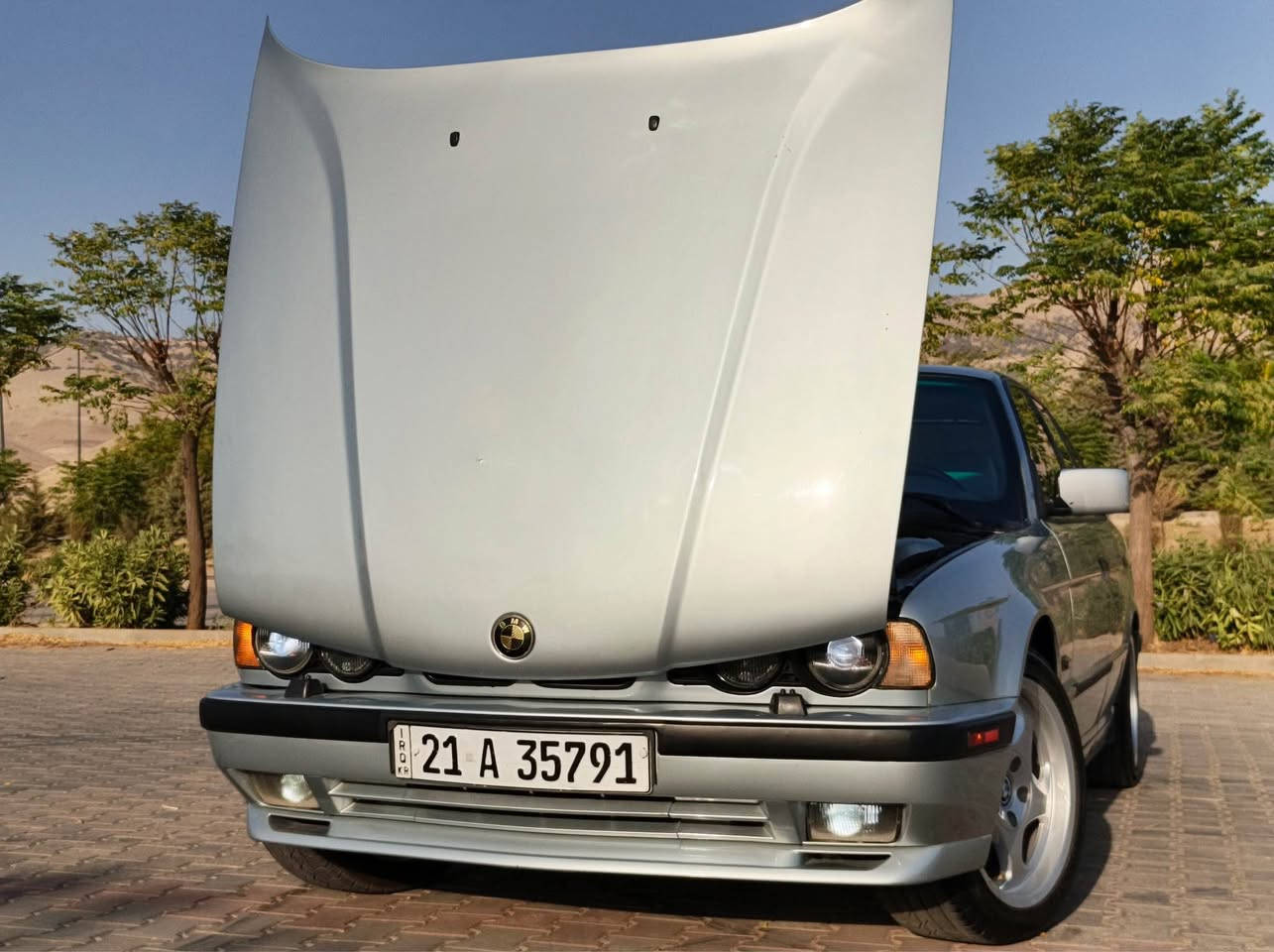 BMW 1995
موديًل ٩٥  سلڤەر كامل فرن لةسةر ساخي بيً دةعم زور جوانة هةمو گياني لةسةر دةقي شةريكة ماوةتةوة مةكينةي 525 سةقةري دةبل دجيتالي لةسةرة نةكراوةتةوة گيًر عادي گيًر و مةكينة و ئةكسل و تةبريد و تةحويل و كارةباي بةشةرت يةك دينار مةسرةفي نية سةيارةيةكي زوًر بةقوةت و كپ و تون و تولًة مالي دوًستة تاية و ويل و دةعامي M5 لةسةرة هوكي بيلادي ناوي لوًكة و رةساسي فورميكاية كوشن جلد و سياحي و تةلةفون شاشة ئايپاد و دةبل ئةرباگة لة سليًمانيم نرخي ٨٧ گةلاية جوابي كوميًنت نايةمةوة 
***********

بي ام موديل 1995 كير عادي مكينة 525 سقر دبل فانوس رقم السليمانية 
لون سلفر صبغ عام للجمالية بدون ضربة كير و محرك و تبريد و كارةباي و تحويل بشرط سيارة نضيفة عال بلاد مابيها اي نقص تاير و ويل و دعاميات M5 هوك بلادي كشن جلد و سياحي داخل رساسي و فورميكا و شاشة ئايباد سعرها ٨٧ ورقة مكان السليمانية  *********** السليمانية, العراق
