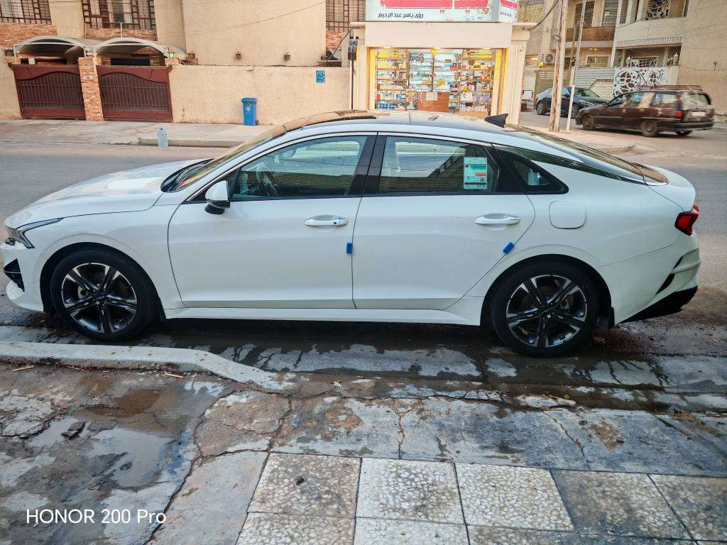 السلام عليكم . كيا k5 2023 وارد خليجي اعلى مواصفات بالخليجي EX فول مواصفات محرك 2000 دوش بانوراما بصمة تشغيل وابواب بردات خلفية شاشة كامرة دوارة دشبول صاج ويل كروم مري قلاب وية البك كراسي السائق ولصدر كهرباء كشنات جلد خزن ميموري وبعد هواي مواصفات مذاكرهن رقم بغداد بسمي ماشية 71اسبير منازل وكتلوك الشركة موجود السيارة مكفولة من تبديل ولصبغ 
بارد بيه شي بسيط
 مكان السياره بغداد  حي الجهاد 
 *********** بغداد, العراق
