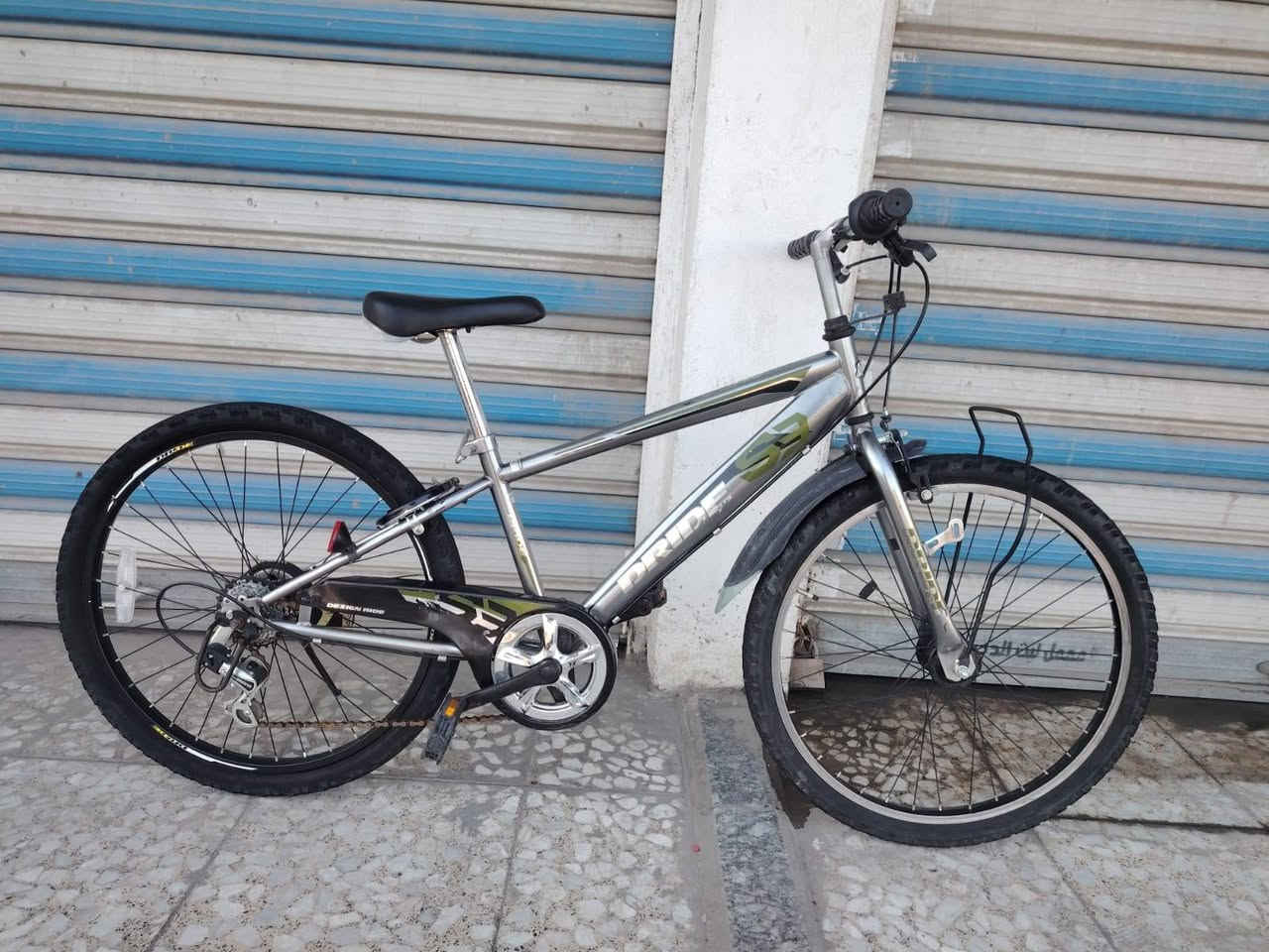 السلام عليكم ورحمة الله وبركاته
بيسكل موديل كيمو حجم ٢٤
باله ياباني النضافه فول وضع حاويه
ماركه ( DRIDE )
يده كير ٦ نمر شيمانو اصلي
داينمو امامي ثلجي شغال 
السعر ( 100 الف)
لون ميمز رصاصي  مختم 
كشن اصلي ماركه تايرات بلادي
قفل خلفي اصلي شغال
عنوان المحل بغداد شارع الفلاح
هاتف ***********
الاستفسار واتساب
