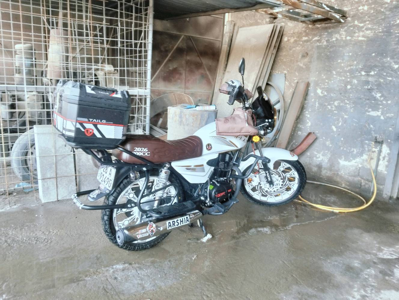 نجف حي النصار دراجه للبيع مديل 26 رقم نجف شرط كبل ادورلك بسمك ثاني يوم طلعته من الوكيل قبل 3 اشهر صارت عليه مليونين و200  دراجه شاهد الله كلشي مابيه بس حتاجيت فلوس واريد ابيعه محرك 200 مواصفاته كله مال دايون وبيه ضاغطه زنجيل   اريده مليون 950    تجي وشوف العداد شكد ماشي  *********** دك عليه و راسلني وبيك خير وتدلل