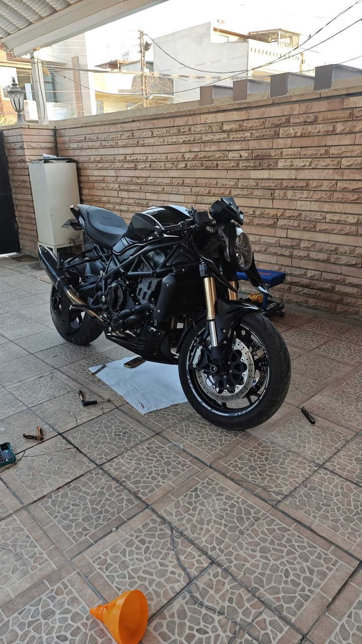 بنلي 752s

رقم وسنوية باسمي بغداد ماشي 4300 قابل للزيادة

اديرلها دهن موتل وبانزين محسن فقط

مكينة cross plane parallel twin 754cc

فجوج وعنبارات برمبو امامي خلفي بلادي

الدراجة ما بيها شي ستوك كلشي بيها مزود من الالف للياء 
تزوديات المكينة

1- عقل كامل مبرمج (العقل الاصلي موجود)

2- نزولات تزويد 12 فتحة

3- مجاول تزويد

4- بلكات ايريدوم

5- اكزوز هدرز سستم كامل مع مفلر كاربون فايبر

باقي التزويدات

1- ستيرن بطح رياضي

2- مري كرون جانبية

3- قبغ كلج شفاف

4- عضمات كلج وبريك قابلة للتعيار

5- كفر ويل خلفي تصنيع خاص

6- كت فندر المنيتر مع اشاير بلادية

7- حاضن مكينة

8- درع كراش بار

9- لزكة شاشة اصلية

10- شمسية شاشة

11- سلايدرات اكسل امامي خلفي

12- درع راديتر مشبج

13- قبضات ايد خلفية CNC 
14- تسكيرات مري

15- كفر واتر بمب CNC 

16- سويج تزويد CNC 

17- بطارية BS ليثيوم

الدراجة عبارة عن تحفة فنية مصروف عليها اكثر من فلوسها واشتريتها على ايدي زيرو يعني اني المالك الاول وشكلها كشخة ماكو مثله بالشارع

الي عباله التزويدات هاي كلها بسبب حادث وصلحت اكدر اشوفه الغراض البلادية مال دراجة كلها يمي جفية وحدة ما جافية لكن الغراض ما انطيها وياها

الدراجة اول ما اشتريتها من الشركة جان لون التانكي والجاملغ ابيض والتانكي جانت بيه طعجة صغيرة مال تحميل.
 وكصيتلها تانكي وجاملغ لون اسود لان اصلا سنويتها تقرى اسود ملون يعني ما صلحت بدلت تانكي كامل والتانكي الاصلي تاخذه وياها

اما بالنسبة للكرون التزويد الي ببعض الصور فانكسرت ومنتظر تخم جديد قريباً يوصل تحب تشده تحب تبيعه على راحتك لكن هو يجي وياها

السعر 19,500,000 دينار عراقي


**إذا كنت صاحب هذا الإعلان وتريد حذفه لأي سبب، رجاءا أرسل رسالة إلى الدعم الفني**
