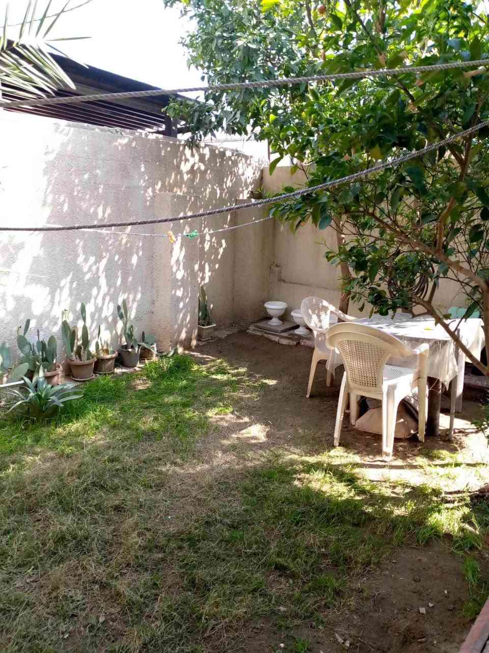 دار للبيع المساحه ١٩٧ متر ملك صرف الدوره حي الصحه الطابق الاول كراج وحديقه مطبخ واستقبال وصاله داخليه وغرفتين نوم الطاابق الثاني غرفتين ساندويج بنل مع بيتونه وسطحين سعره المتر مليون ونص للاتصال ***********
