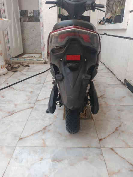 دراجة شحن مستعمل نظيفة ما ماشية هواي
رايدها بـ 500 الف

سرعتها 65  ملفها 1500 بيها 6بطاريات تمشي 45 كيلو 

للتواصل وياي ***********
