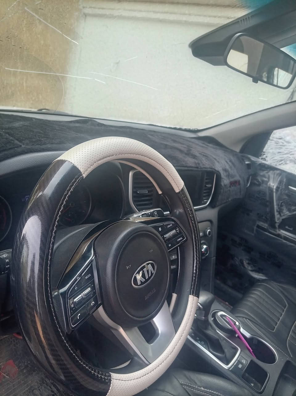سلام عليكم للبيع كيه سبورتج 2020 ماشيه 50حقيقي سياره بيها قطعتين بنيد وجاملغ فقط دواخل سليمه سياره نضيفة المو شراي ليكسر بحلال العالم السعر 175 وبيه مجال للشراي *********** للنتصال
