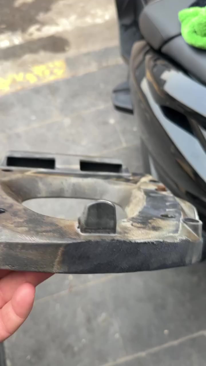 سلام عليكم عندي هاي جنطه اصليه اجت ويه دراجه صبغتها اسود طافي للجمال كلشششششش نظيفه هيه  بس جبيره اني ادور جماليه الي عنده جنطه اصغر اراوس ويا او للبيع مكاني بغداد البياع


**إذا كنت صاحب هذا الإعلان وتريد حذفه لأي سبب، رجاءا أرسل رسالة إلى الدعم الفني**