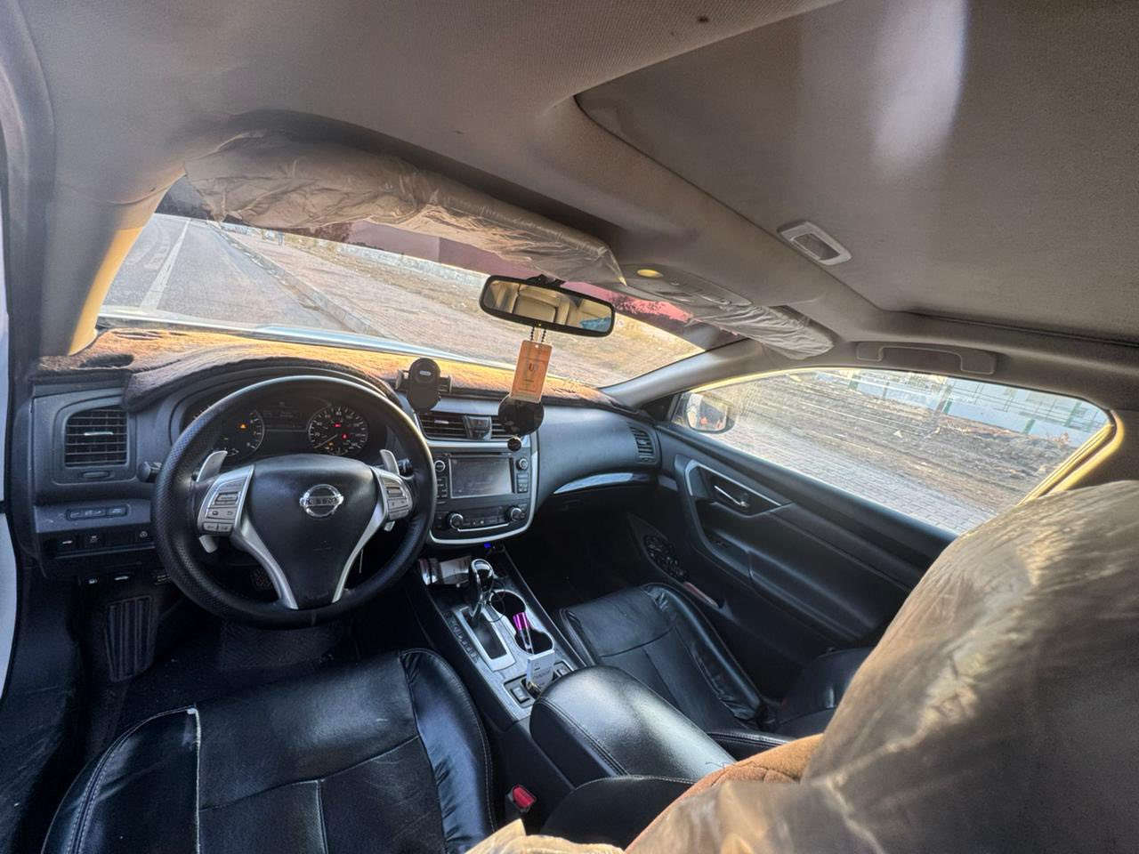 سلام عليكم
نيسان التيما v6  ٢٠١٧   SL
للبيع 
المواصفات المعروفه 
الگير صارله اسبوعين مبدله الكير جديد 
السنوية والرقم جديد بأسمي 
بطاقة بانزين موجود 

السياره ثلاث قطع أمامي بيها ، الدواخل طخه بسيطه 
والسقف بيها رصعه 
السياره ما ناقصها برغي عدا الرادار 

*********** 
 السعر : ١٢٩
