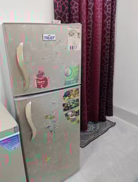 ثلاجه للبيع نضيفه السعر 75وبيه مجال رقم الموبايل 07725028789