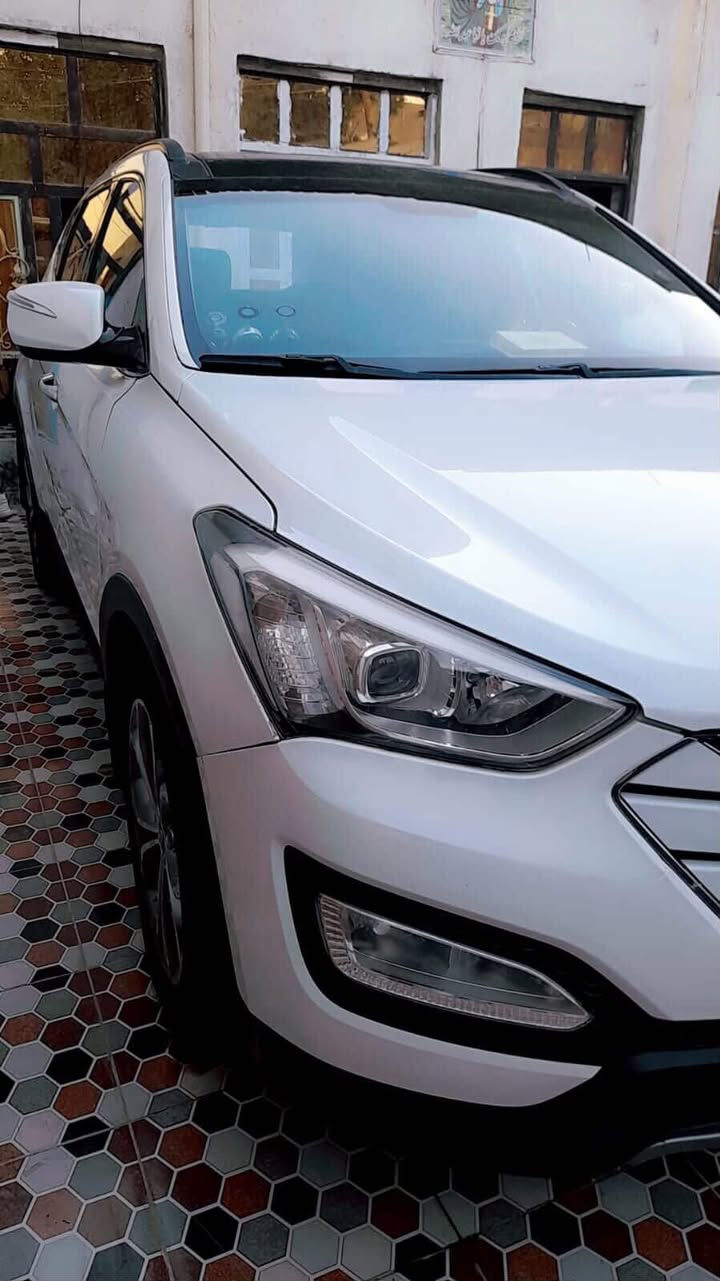 السلام عليكم 
هونداي سنتافي موديل 2013 
 • فتحة بانوراما
 • شاشات وكالة + اتصال لاسلكي
 • كشنات كهرباء وكلشي شغال 100%
 • داوخل نظيفة جدًا

📌 ملاحظة: بيهاطخه  خفيفة بالجاملغ (الجهة اليمنى) ومصلّحة بشكل مرتب. سياره احلى من الصور وماناقصه شي 

السعر: 153وبيه مجال 

📞 رقم الاتصال ***********
