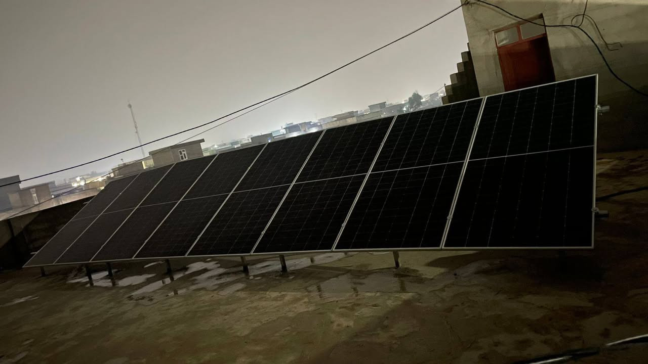 مبروك لصاحب المنظومة! هذا العتاد يعتبر من الفئات الراقية (High-end) في السوق حالياً، واختيار المكونات ينم عن فهم جيد للجودة والكفاءة.
إليك تحليل تقني بسيط للمنظومة وما يمكن أن تقدمه من أداء:
1. العقل المدبر: إنفيرتر كرواط (Growatt) 6kW
تعتبر ماركة Growatt من العلامات الرائدة عالمياً. قدرة 6 كيلو واط ممتازة جداً للمنازل، فهي تمنحك استقراراً عالياً وقدرة على التعامل مع أحمال قوية (مثل المكيفات، السخانات، أو مضخات الماء) بسلاسة.
2. مخزن الطاقة: بطارية PTT بقدرة 15kWh
هنا تكمن القوة الحقيقية للمنظومة. سعة 15 كيلو واط/ساعة هي سعة ضخمة جداً:
• الاستمرارية: تضمن لك تشغيل الـ 15 أمبير لفترات طويلة خلال الليل دون قلق من نفاذ الشحن سريعاً.
• العمر الافتراضي: بطاريات الليثيوم من هذا النوع تمتاز بعدد دورات شحن وتفريغ كبيرة، مما يجعلها استثماراً طويل الأمد (تصل إلى 10 سنوات أو أكثر حسب الاستخدام).
3. المصدر: 8 ألواح امتياز (Imtiaz)
ألواح امتياز معروفة في السوق المحلية بكفاءتها العالية وتوافقها مع الأجواء الحارة.
• توليد الطاقة: 8 ألواح عادة ما تعطي إنتاجية تتراوح بين 4.4 إلى 4.8 كيلو واط (حسب قدرة اللوح الواحد، غالباً 550W أو 600W).
• الأداء: هذا العدد كافٍ جداً لشحن البطارية الـ 15 كيلو واط خلال نهار مشمس مع تشغيل أحمال المنزل في نفس الوقت.
جدول ملخص القدرة التشغيلية
الاستفسار والتواصل المدير التنفيذي لشركة أستاذ حذيفة البوحسيب ***********
