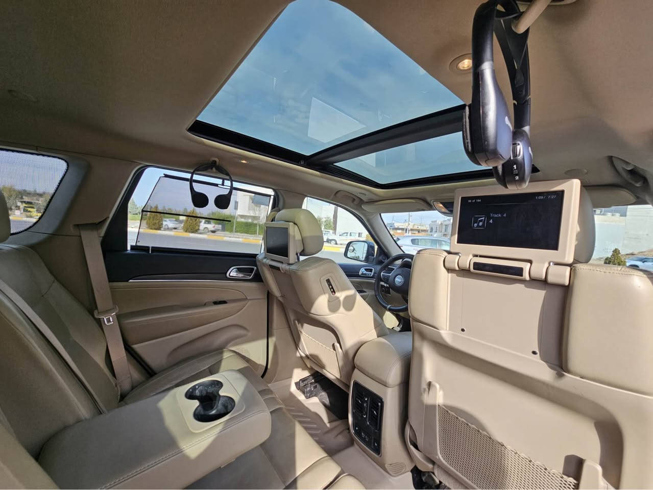 جێب گراند شیرۆکی لمتد پلەس ٢٠١٩ 
 مواسەفات خالیجی 
کلینە بێ سبوغ
تەنیا ٣٩ هەزار ڕۆشتوە
تەنها بستەک تەعدیلی هەیە لە سندوقی
بێ قەپ و قۆپ 
فول فول مواسەفاتە 
پانۆراما
٣ شاشە 
دەبل ئەکسل
ڕاداری لایەکان
ڕاداره پشتەوە و ئۆتۆ ستۆپ
کوشن سارد و گەرم و خەزن 
بەسمە و شەغال
٥ مۆدێ لێخورین 
ئیمپریفایەر 
ناو زەرد 
کۆمەلێک مواسەفاتی تر 
هەموو گیانی بەشەرتە 
سەنەوی نوێیە تا ٢٠٢٩ و بەناو خۆمانە
سعر:-305$
ژ.م:-*********** أربيل, العراق
