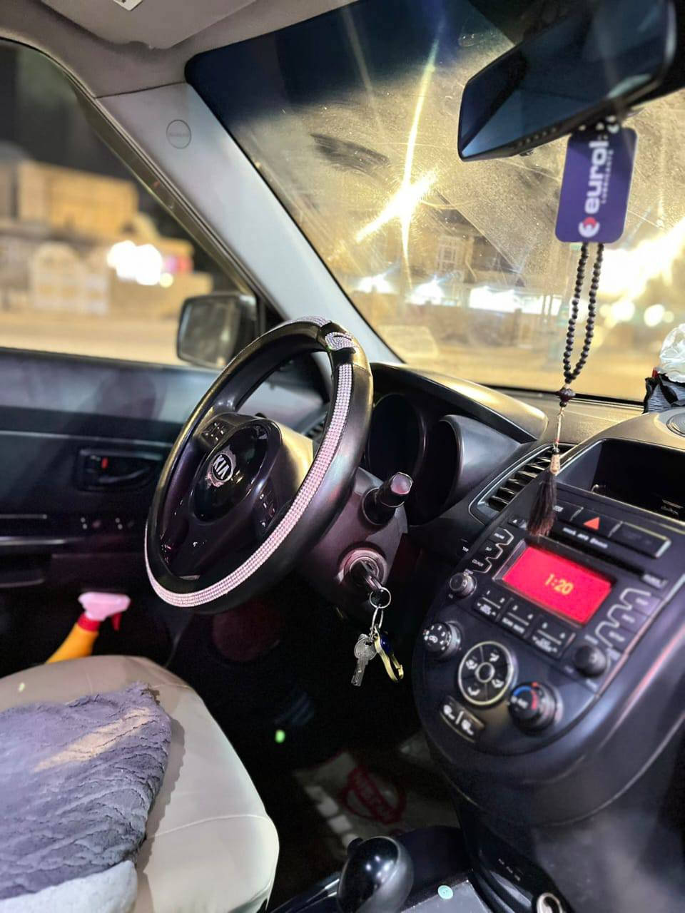 عندي سيارة كيا صول موديل 13 واسط تحويل ثاني يوم سعرها 88 ورقة وبيه مجال مكاني واسط الكوت منطقة الخاجية شارع 40 رقم موبايلي ***********
