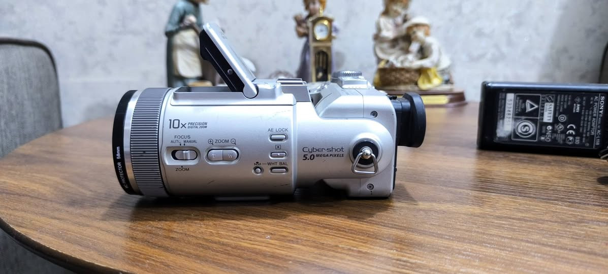 السلام عليكم 
كاميرا ديجيتال 
ماركه SONY 
صناعه ياباني 
زوم متحرك 
شغاله 
بطاريه تفقد شحن 
مع شاحنه 
بدون رام 
السعر 125
التوصيل 5 بغداد 6 باقي المحافظات


**إذا كنت صاحب هذا الإعلان وتريد حذفه لأي سبب، رجاءا أرسل رسالة إلى الدعم الفني**