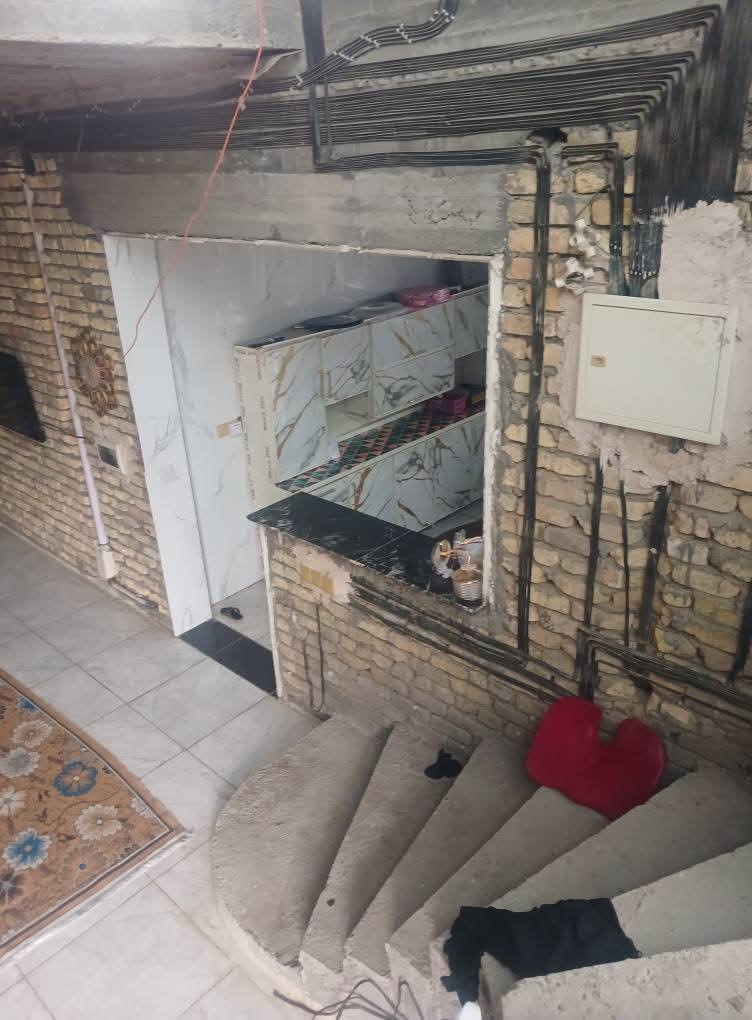 سلام عليكم شباب البيع بيت مساحه ارض كلها ٣٤٠ متر زراعي بناء حديث طابوك متكون من ٣ غرف نوم كبار كل غرفه 6في 5
وحده منهن سويت غرفه فوك 
ستقبال 9في 5 صاله كبيره 10في 5 مطبخ كله سيراميك لوح 6 في 4 هول 4في 4 درج فر منضومه بيانو بدرج 
منضومه كامرات منضومه سحب الحراره البيت 
مجاري عل بزل 
مزاريب دفن بناء حديث خريطة حلوه  ارضيه بورسلين  طرمه بورسلين كهرباء مسس كامل البيت 
البيت من خارج كامل نقص بس جص بياض فقط
 مكان تاجي قريه عواد خلف مقر
 الحلبوسي مكان هدو سعر 
اتصل تدلل
***********

حمام كبير داخل البيت كل سيراميك لوح صحيات خارجيه داخليه عدد ٢
