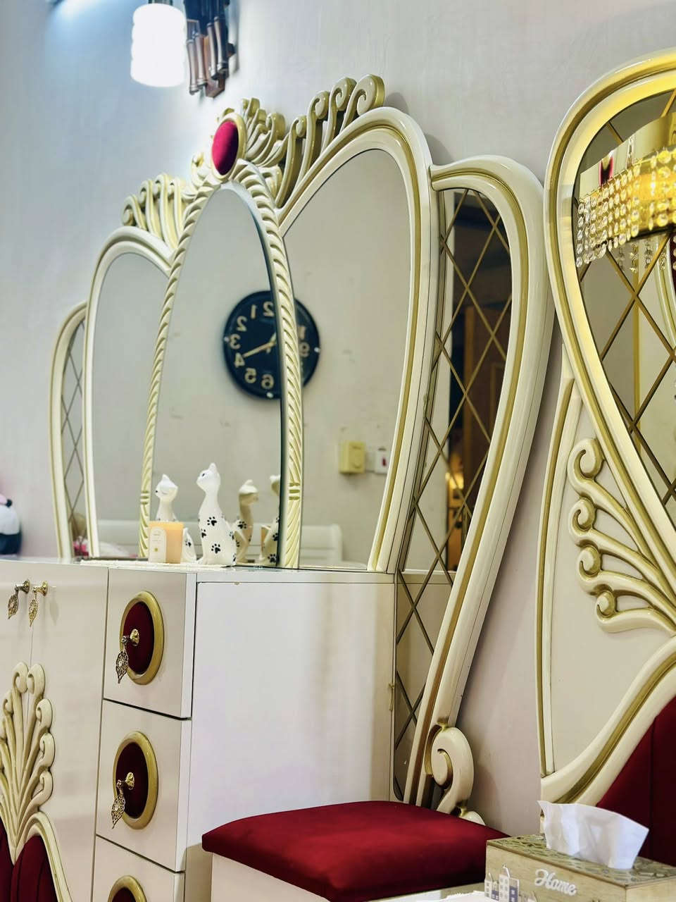 السلام عليكم
غرفة نوم تركية خشب اصلي وثقيل نظيف وتصميم راقي 
القطع كالاتي:كنتور ٣ ابواب سلايد ضخم مع ميّز تواليت وطابورية وسرير مزدوج جديد ومجرات عدد٥ 
بالعافيه على اللي ياخذها جديدة ونظيفه وتكمة 
المكان بغداد:اليرموك 
السعر مليون وبي مجال قليل 
للاستفسار : 
0781 723 4342
