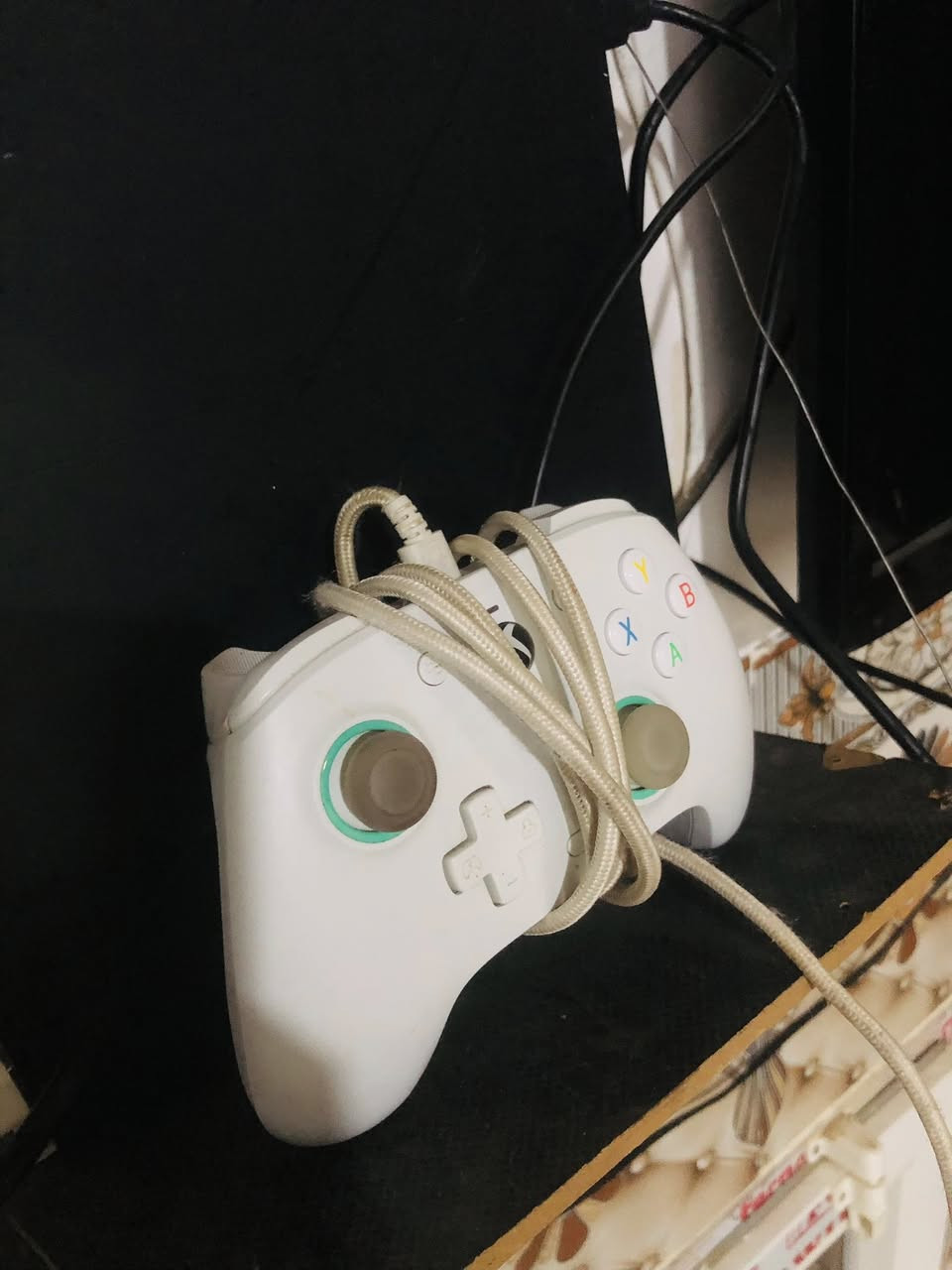 للبيع Xbox one s لوك ستيكر مامفتوح نظيف حيل شغال بيه العاب مملوكة فيفا 25 وفورزا4 وgta 5 ووبعد چثير العاب اذا تريد بس تنزلهن اللي تعجبك الجهاز من الشركة يجي جويستك وحدة بس اني مشتري له جويستك اخرى من افضل الماركات گيم سير سعره بجويستك وحدة مال الشركة ب175 ومع الجويستك الثانية 210 او مراوس آيفون 11 عادي رقم الواتس ***********

