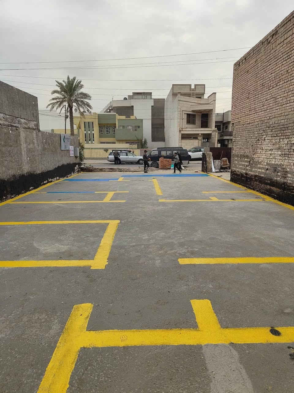 السلام عليكم  يعلن مكتب الارتقاء في كنعان عن بناء هيكل لدور السكنية 
عرض الاول الهيكل 180 الف دينار نقدا
العرض الثاني الهيكل 240 الف دينار قسط
عرض الهيكل الطابوق الاحمر 210 الف نقدا
***مواصفات المواد …
- قشط وتنظيف الارض
- فرش الجلمود والسبيس والحدل بالحادلة الكبيرة 
- معالجة الارضة باستخدام المبيدات ( الكلوريدين)
- فرش نايلون زراعي سميك 
#الاساس 
- تاسيس انابيب الصرف الصحي ( امل الشريف او البركة 10بار) للخطوط الرئيسية للحمامات والمطابخ  بطرق هندسيه مع استخدام انبوب 400 ملم للمنهولات .
- تسليح الاساس بحصيرتين بابعاد 30*30سم قياس 12 ملم مع عمل جسور تحت الجدران الرئيسية نوع FF او سعودي خاضع للفحص المختبري.
#صب #الاساس ( رفت 30 او40 سم ) صب مركزي  C35
- استخدام الطابوق الجمهوري قليل الاملاح ناجح بالفحص المختبري 
 - تأسيس انابيب السبالت والمرازيب والانترنت والستلايت مع الهيكل
 #البناء_بالطابوق 
- بارتفاع ٣ م مع عمل رباط ٣٠سم .
 #السقف 
- عمل القالب باشراف هندسي .
- تاسيس انابيب الكهرباء والجكشنات بالسقف 
- تسليح السقف 30*30 سم مع عمل جسور للفضائات الكبيره حسب توجيهات ومتابعة المهندس الانشائي
- صب السقف صب مركزي c30 
- بناء الطابق الاول والبيتونه بنفس المواصفات وصب السقف مع عمل مرد ماء 20 سم للسطح ورباط فوق الابواب والشبابيك.
للاستفسار الاتصال ***********
