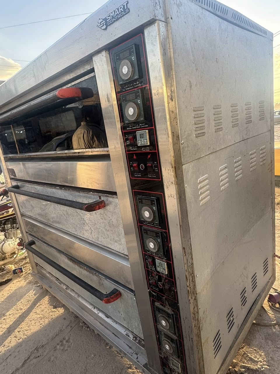 السلام عليكم فرن كهربائي ثلاث طبقات للبيع  السعر المطلوب ١٢ ورقه. للاستفسار ***********
