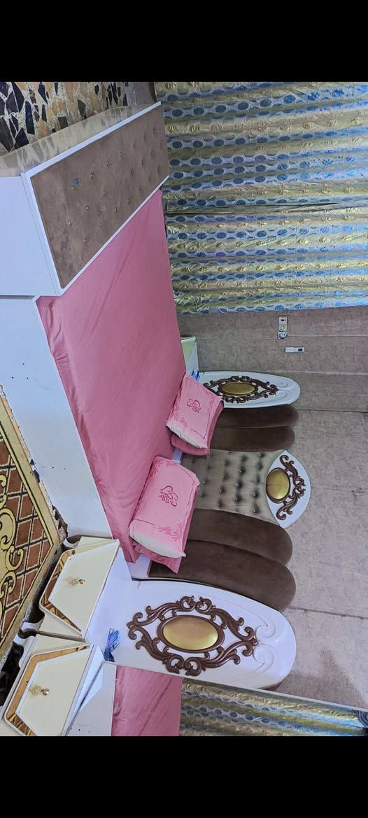 السلام عليكم عندي غرفة نوم تركية للبيع الضرر فقط الجرباية خربان الخشب الجواهة وجرباية اطفال حديد طابقين ثنينهم ب٣٥٠ الشراي ***********
