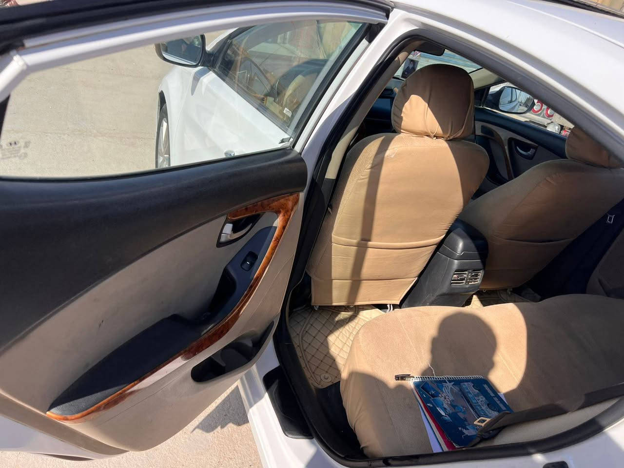 السلام عليكم
النترا 2016 خليجي محرك 2000 رقم بصره انكليزي باسمي  السياره فول عدا البصمه 
بيها صبغ بالهلال الايسر الخلفي وتبديل قبق جنطه والباقي كفاله عامه 
مكاني ناصريه مركز السعر 125 وبيها مجال قليل ‭0787 185 5091
