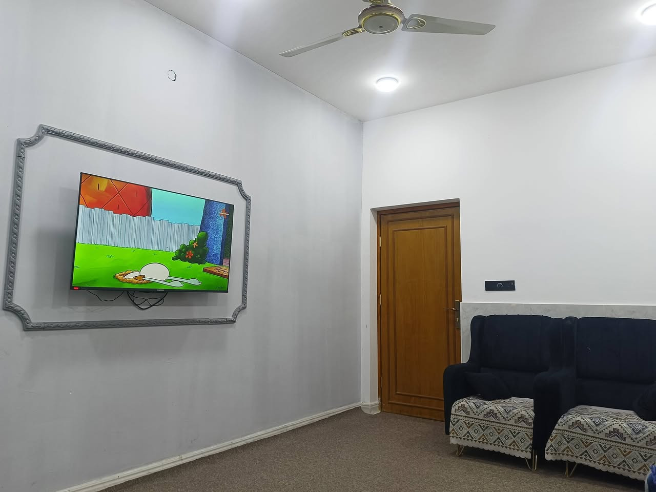 بيت زراعي موقع مميز على الشارع الرئيسي 
🟥 300 متر ،الوجه 12 متر والنزال 25 متر 
💚بناء حديث طابوق كونكريت طابق واحد
⭕يحتوي على غرفتين و صالتين و استقبال و مطبخ حار وبارد و صحيات خارجية وداخلية 
🏛️متوفرة كافة الخدمات ماء ومجاري بالباب وكهرباء
🟩المكان 🏛️الاسكان الصناعي بداية حولي الاسكان
للاستفسار عن السعر :مراسلة الصفحة او الاتصال ***********
