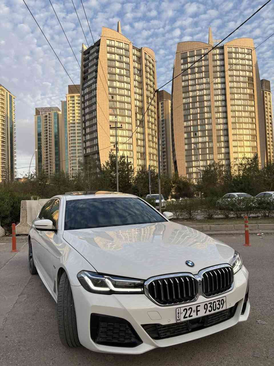 السلام عليكم للبيع 
BMW 530E Mpackage peroformance
ام بكج بلادي 2023 فول مواصفات
بلادية M package 
ماشية 48 الف كم 
سيارة بيها ثلاث أنظمة بلك ان "الكتريك يعني فول كهرب" وبانزين وهايبرد 
وبيها مود xtraboost 
عدد الأحصنة 290HP 
وعزم دوران 420 نيوتن متر
السيارة فول مواصفات ومعروفة من رادارات وكاميرات 360 وقيادة ذاتية وداتا شو وتدفئة تبريد وكشنات امامية وخلفية الباقي المواصفات معروفة
بيها بصمتين الكارت وبصمة الموبايل
سيارة كلين تايتل بس بيها صبغ قليل بالصندوق بسبب النقل  والحادث موضح بالصورة
سعرها 35 الف دولار 
تفاصيل والاستفسار
 *********** 
او على الخاص
