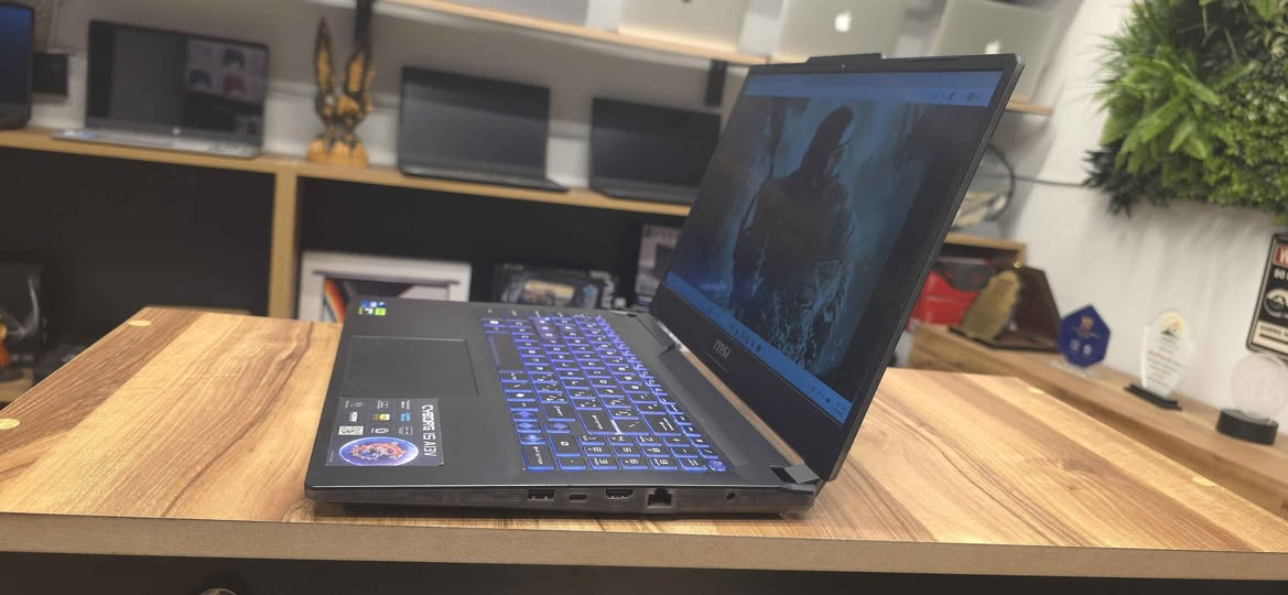 کوردی _ عربي

MSI Cyborg 15 A13V - لاپتۆپی گەیمینگ بەهێز

🔥 لاپتۆپی گەیمینگ MSI Cyborg 15 بۆ فرۆشتن
⚙️ تایبەتمەندییەکان:
پرۆسێسەر: Intel Core i7-13620H (نەوەی 13)

RAM: 16GB DDR5  5200MHz

بیرگە: 512GB SSD NVMe (خێرای بەرز)

گرافیک: NVIDIA RTX 4060 8GB GDDR6
شاشە: 15.6 ئینچ FHD 144Hz
سیستەمی کارکردن: Windows 11

کارتی گرافیکی RTX 4060 پشتگیری Ray Tracing و DLSS 3.0 دەکات
پرۆسێسەری نەوەی 13 بە 10 کۆر و 16 ثرێد — بۆ گەیم و دیزاین و ڤیدیۆ  ئامادەیە

RAM DDR5 بەخێرایی بەرز — جیاوازی ئاشکرا لە گەیمینگ و مەلتیتاسک
SSD NVMe خێرای خوێندنەوەی 3500MB/s
کیبۆردی RGB باکگراوند بۆ گەیمینگ لە تاریکیدا
بنکەی سارد کردنی پیشەیی Cooler Boost
پۆرتی HDMI، USB-C، و WiFi 6

عربي

MSI Cyborg 15 A13V - لابتوب گيمينج قوي للبيع
🔥 لابتوب MSI Cyborg 15 للبيع - مواصفات عالية
⚙️ المواصفات:
المعالج: Intel Core i7-13620H (الجيل الثالث عشر)
الرام: 16GB DDR5 بسرعة 5200MHz
التخزين: 512GB SSD NVMe (سريع جداً)
كرت الشاشة: NVIDIA RTX 4060 بـ 8GB GDDR6
الشاشة: 15.6 بوصة FHD بسرعة 144Hz
نظام التشغيل: Windows 11
✅ مميزات إضافية:
كرت شاشة RTX 4060 يدعم Ray Tracing و DLSS 3.0 — صور واقعية وأداء خرافي بالألعاب
معالج الجيل الثالث عشر بـ 10 أنوية و16 خيط — يشتغل بكفاءة عالية بالألعاب والمونتاج والتصميم
رام DDR5 بسرعة عالية — فرق واضح بالأداء عند تشغيل أكثر من برنامج
SSD NVMe بسرعة قراءة تصل 3500MB/s — الويندوز والألعاب تفتح بثواني
كيبورد RGB ملون — مريح للعب بالضلام
نظام تبريد Cooler Boost احترافي من MSI
منافذ HDMI، USB-C، وWiFi 6 أربيل, العراق


**إذا كنت صاحب هذا الإعلان وتريد حذفه لأي سبب، رجاءا أرسل رسالة إلى الدعم الفني**