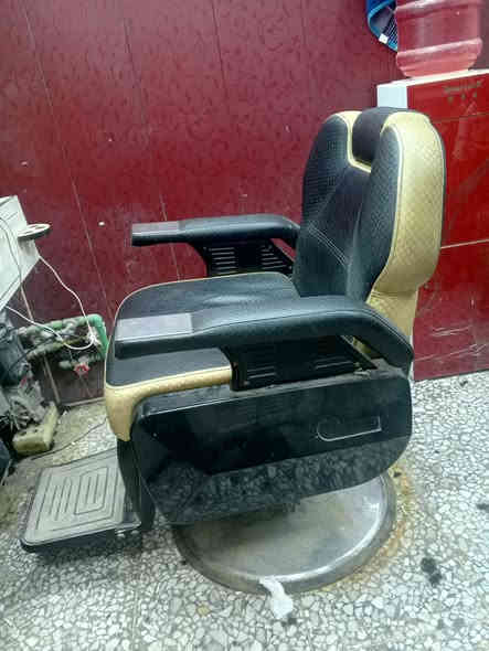 سلام عليكم كرسي حلاقه شبح مستعمل ونضيف كله شغال جك الضهر  مكاني الشعله الخطيب السعر 300وبيه مجال ***********
بيه واتساب
