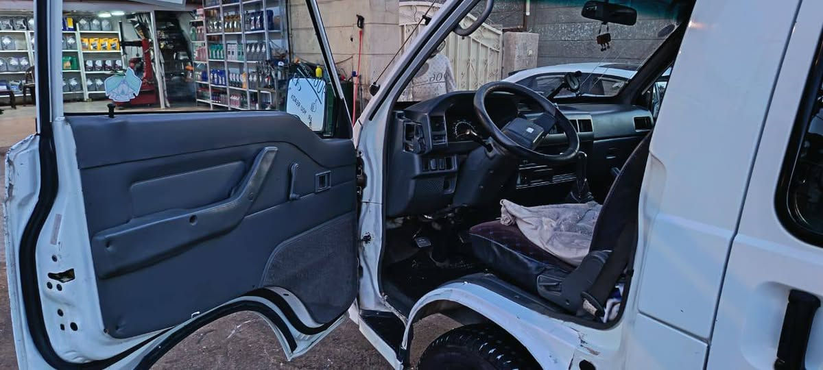 سلام عليكم ورحمة الله وبركاته
من رخصه الادمن المحترم 
 للبيع باص ميستبوشي L300 
 موديل 2007 رقم سليمانيه هزه وفحص جديد 
سياره بأسمي نظيفه محرك جديد لاتنقيص ولا تبخير 

السعر 78 وبيه مجال قليل 
مكاني بغداد 

رقم تلفون *********** بيه واتساب
