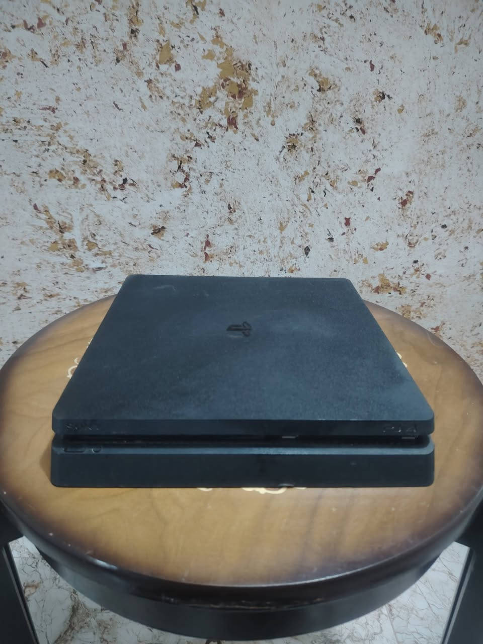 للبيع بلي فور مهكر ب300 قفل  نظام 9 نضيف كلش وياه هارد خارجي ومليان العاب رقمي ***********
