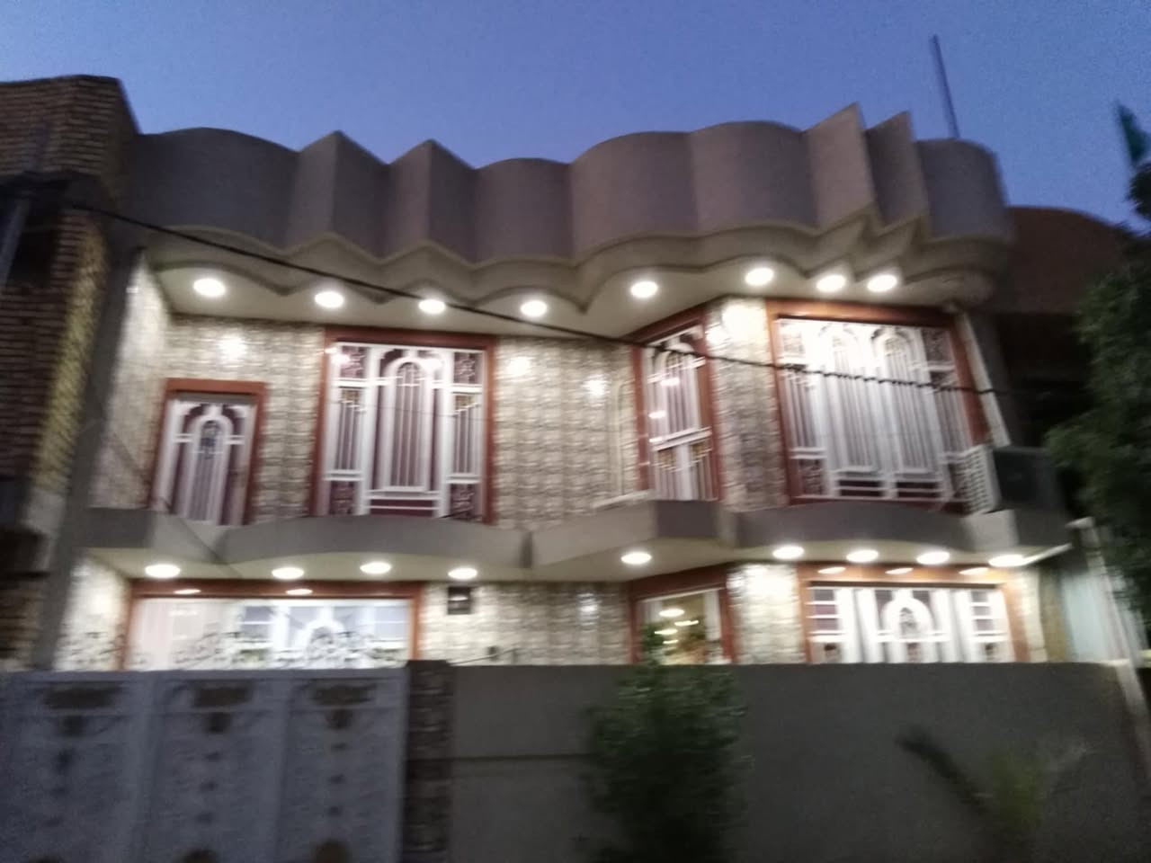 دار للبيع في الخاجيه حي القضاه خدمات جاهزه قاطين قاط الأول يتكون من مطبخ هول استقبال غرفة نومقاط ثاني ثلاث غرف وهولمساحة البيت 116مربعه  الثالث بيتونه الشراي  يتصل  ***********
