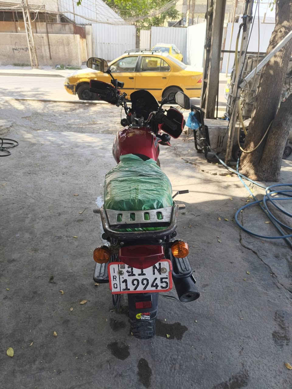 سلام عليكم (ادمن) وافق بوكسر موديل 22 بسنونه 21/12 مال بيت لكن اخوي شتغل بيه دلفري شهر وهسه نكلب بيه واريد ابيعها دراجه نضيف تخبل شعله معدل مكينه مكفول والشاصي مكفول لاكن كلبه صارت على دبل وماشه وبيه عواج ودسه مال رجل  بس مو شاصي تمام وبدلت تانكي وعفته رايده 1900 وبيه مجال مكاني الشعب هذا رقمي *********** دراجه بسمي رقم بغداد ( وبعد حله من صور دراجه خير من الله)
