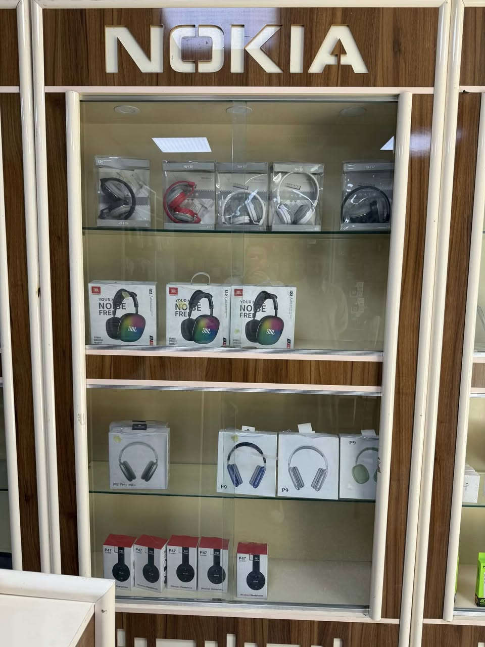 السلام عليكم
تصفية محل موبايلات ديكور متكامل 11 رف وفاترينات وكرسي وميز بيع عدد2وسبلت كنتوي 3 طن 
شواحن وهتفونات وكيبلات  واكسسوارات وكفرات ... شلع ابيع بدون قطع مكاني الدوره ***********
