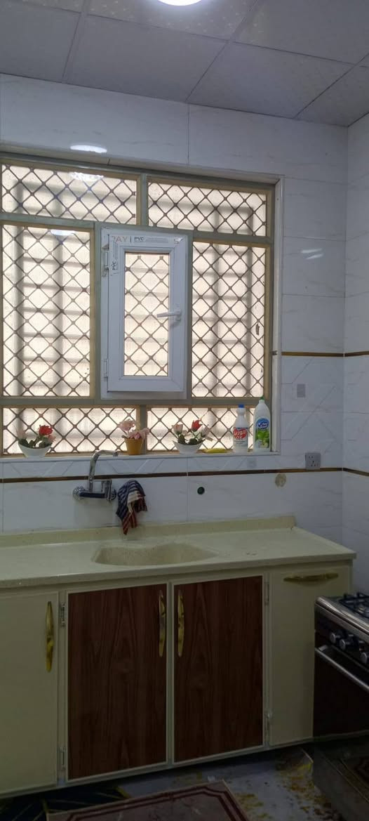 مشتمل البيع حي الشهداء بل بداية مدخل شارع ٢٠٠٠ طابقين ٣غرف وصاله ومطبخ ستقبال كراج صحيات المساحه ١٢٥م شارع ١٠م سنه البناء ٢٠٢٣ حالين موجر ٣٥٠الف للستفسار اتصل ***********
