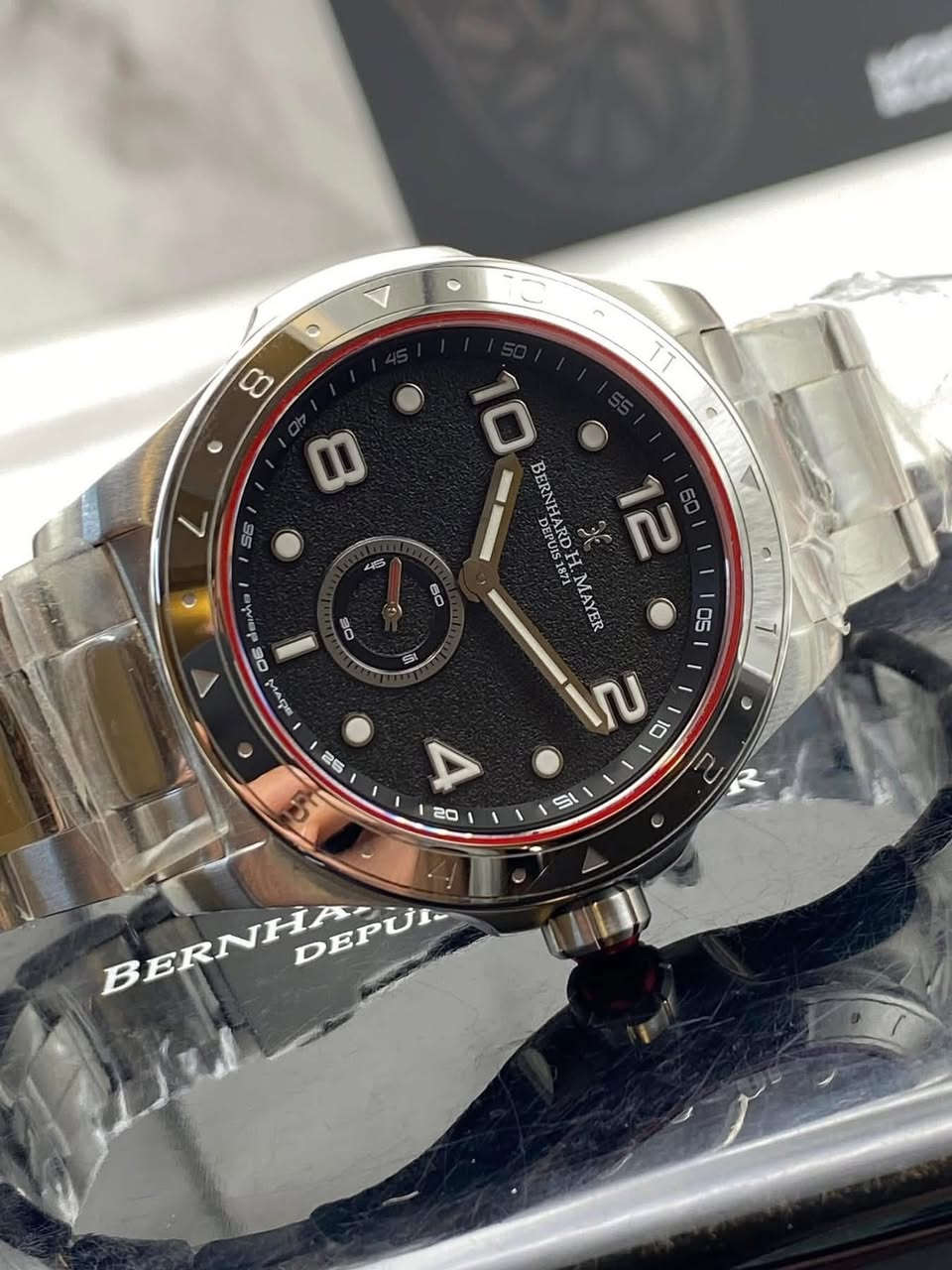 Bernhard H. Mayer

Drift Racer

وكالة كامل المرفقات 

القطر 44

مقاوم للماء 50 متر

فولاذ مقاوم للصدا 

زجاج ياقوتي مضاد للانعكاس 

لومينوس 

كوارتز 

سنتر ثواني منفصل 

توجد خدمة توصيل 

***********
