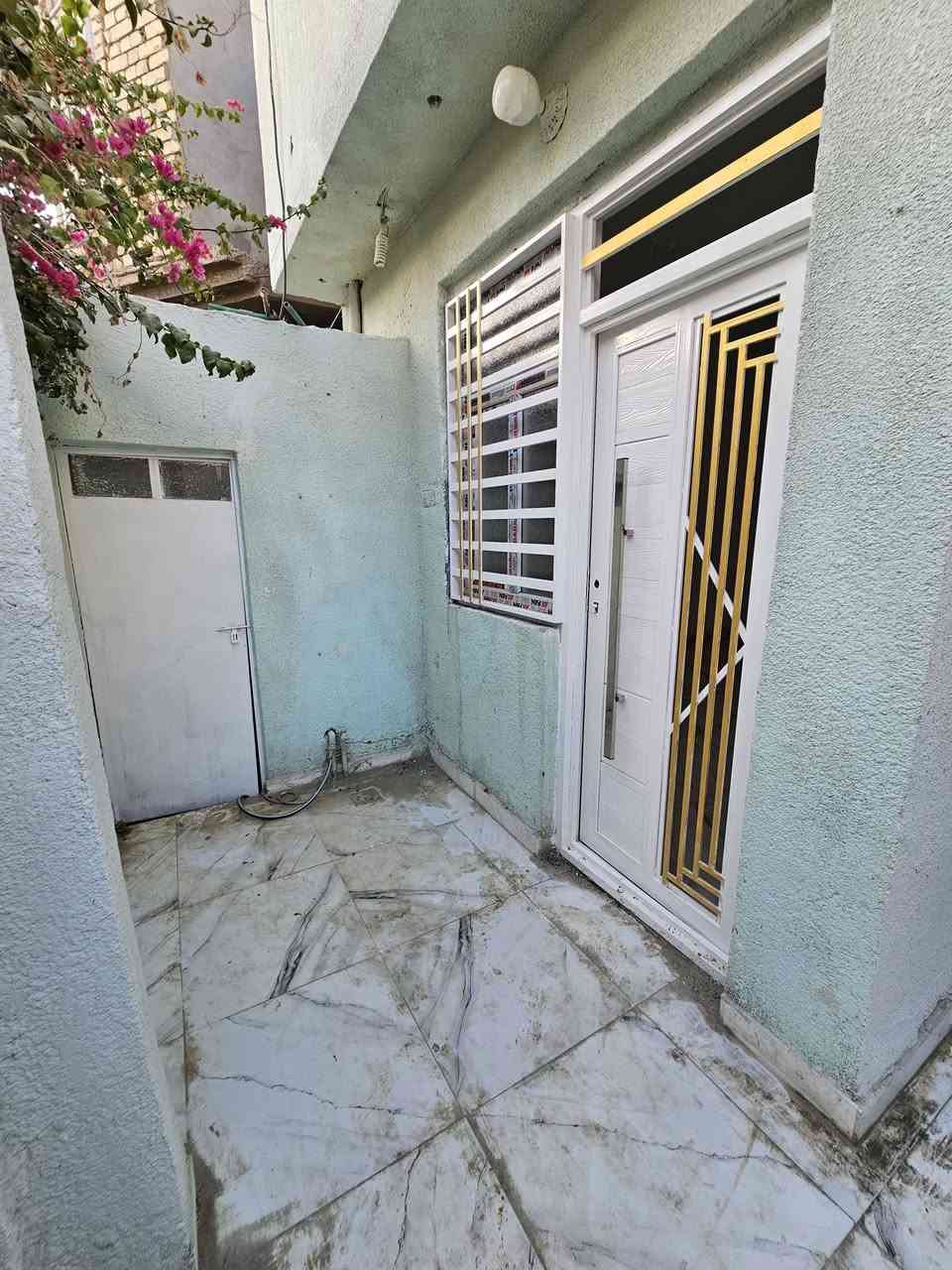 بيت مساحه 100م
الواجهه 5 والباقي نزال.. 
يحتوي ع غرفتين وصاله ومطبخ و استقبال   .. 
و3 صحيات... 
البيت طابق ونص غرفه جوه وحده فوك ومع صحيات.  ... 
 السعر 135.. 
 للاستفسار الاتصال ع الرقم ***********...
