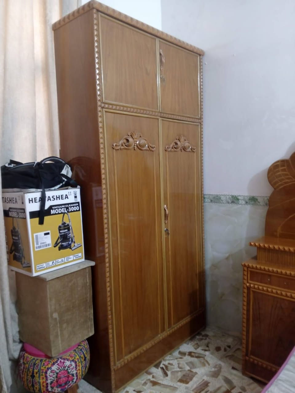سلام عليكم  غرفة اخشاب تسكام ماعده الكنتور للبيع السعر ٤٠٠ مراسله واتسباب ***********
