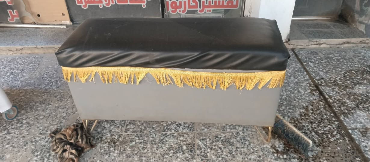 سلام عليكم كراسي عدد 2 ملكي ومسطبات لبيع سعر الكراسي 800 ولمسطبات 100 ***********
