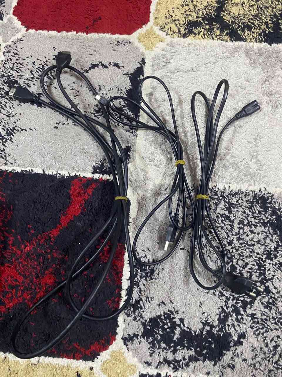 الجهاز لوك ستيكر ما مفتوح واذ اتريد تتكد ما مفتوح من هذني النقاط السود المشر داءره حمر اذا موجودات بالجهاز تحسبهن 8يعني ما مفتوح والمفوت يخلون ابداله هذني النقط السود براغي اصغار جهاز بلي 4سلم ويا حساب اول لاين بي فيفه 24 ولعبه  صباق سيارات ويا لعبه مال ابطال الخارقين مثل التكن وبي حساب فورت نأيت مشحون بي شخصيات مشتريهن ويده مال بلي اصليه وجهاز يوبي اس نضيف بس تبدل بطاريه يمكن سعرهه 15الف البطاريه ويرجع شغال وايراته كاملات وكارتونه الابلي موجوده كل هاذه 265الف وبي مجال المراسله خاص وعل رقم ***********
