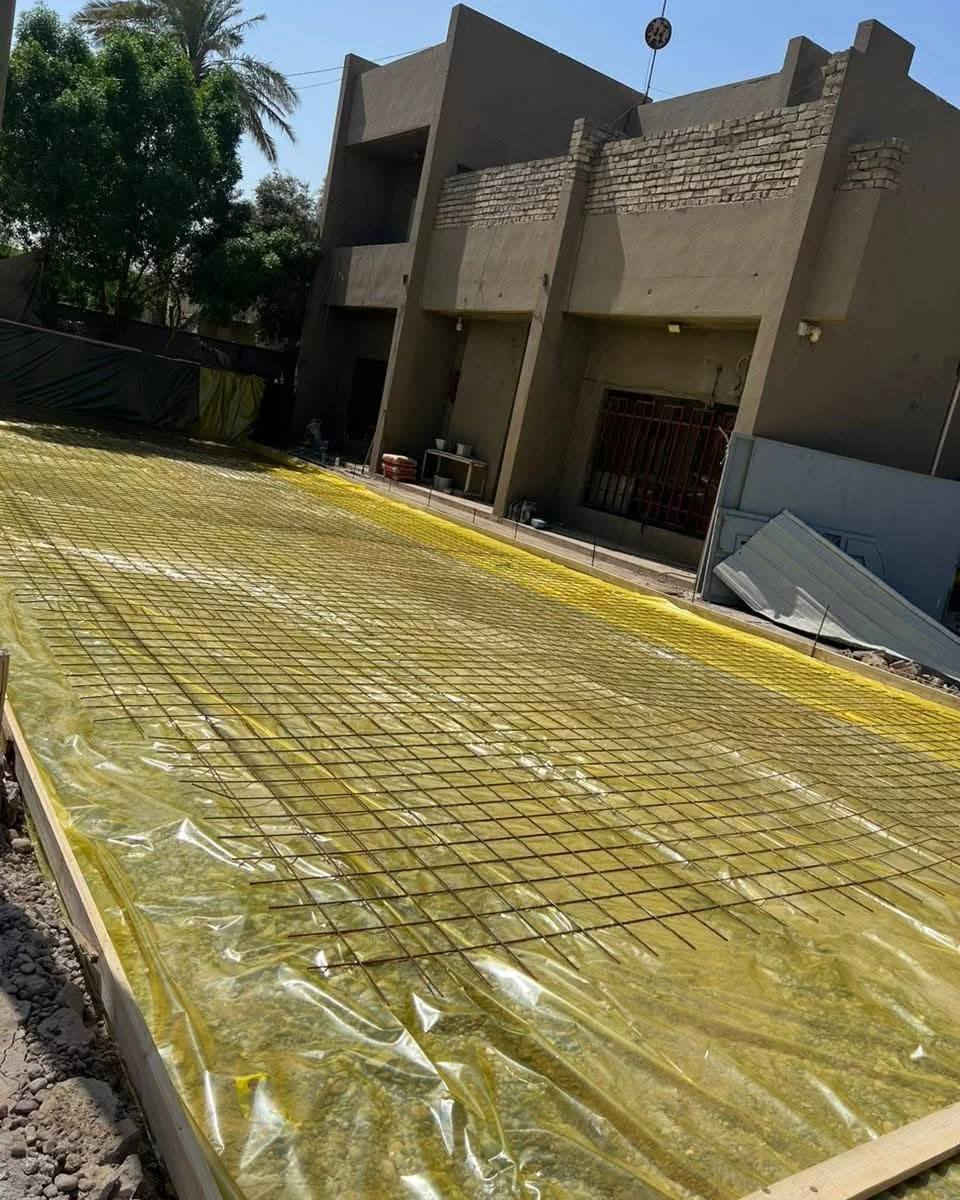 عرض بسعر ٤٥٠ الف للمتر فقط
بناء دار كامل وتسليم مفتاح وبمواصفات درجة اولى وجميع المواد مفحوصة وتصاميم وخرائط حديثة مجاناً من قبل
 الشركة... 

اولاً الاساس 

1- تنضيف الارض جيداً من الاوساخ والانقاض 
2- فرش الجلمود و السبيس المفحوص بارتفاع ٤٠ سم وحدله مع الرش بحادلة 20 طن
3- فرش الارض باكملها بنايلون زراعي سميك  
4- تاسيس الحصيرة الاولى والجسور حسب تصميم الخارطة بالشيش الاوكراني ورفعها عن الارض ( سبينسر)
5- تاسيس المجاري نوع الامل الشريف وناطق الجبوري ٤ انج مع عمل قالب ثابت للمنهولات واغلاقه حتى نهاية العمل وتسليط الانابيب بطرق هندسية 
6- تسليح الارض بشبكة ثانية من الشيش ff  12 و 16 حسب عدد الطوابق والتصميم الانشائي 
6- صب الارضية ( رفت) صب مركزي c35 بارتفاع لايقل عن ٤٠ سم  مع رش الكلوريدين قبل الصب مع عمل منظومة معالجة الارضة والحشرات

 ثانيا الهيكل 

1- صب بتلو ٢٠  سم من الاسمنت المقاوم 
2- بناء الدار بارتفاع ٣.٢٠للطابق الارضي و٣.١٠ للطابق الاول وبطابوق جمهوري( البيان - ابو الجص - العنكوش)  خالي من الاملاح مع تثبيت انابيب المرازيب والسبالت والستلايت والانترنت مع البناء 
3-عمل قالب الطابق الارضي وعمل رباط سقف للطابق الارضي ٤٠ سم والطابق الاول والبيتونه ٤٠ سم فوق الابواب والشبابيك
4- تثبيت انابيب الكهرباء بالسقف 
5- تسليح بشيش ff  بابعاد ١٥ سم وعمل جسور مخفية في المساحات الكبيرة 
6- صب السقف صب مركزي c35 أجهزة رطبة حديثه ٢٠١٩ 
7 - بناء الطابق الاول  بنفس المواصفات والمواد المذكورة سابقاً مع البيتونة وعمل مرد ماء مسلح  ٢٠×٢٠ للسطح 

الكهرباء والماء والاشتايكر 

1- يتم تاسيس انابيب الماء للدار ٣ خطوط ppr الماني مسلح وتسليك اكثر من خط للنازل مع تاسيس انابيب التقطير للسبالت وتثبيت خلاطات كروهي دفن ٣ خطوط  للدار بالكامل ( الدوش والغربي  ) 
2- يتم تشطيب الخلاطات والصحيات تركي درجه اولى 
3- يتم تاسيس الكهرباء انابيب اردني ( وسلك وسعودي )  وتشطيبها بفتنك اماراتي الوان درجه اولى 
4- لبخ جدران السطح ونثرها  وثم تطبيك السطح بمادة الاشتايكر مع وضع عوازل من قبل شركه مختصة بهذا المجال 

الابواب والشبابيك والمحجرات 

1- يتم وضع فريم حديد مع الكتائب وثم تركيب شبابيك المنيوم  والالوان  حسب رغبة صاحب الدار
2- يتم تركيب الابواب القاصه للصاله وابوب تركي  للداخل وابواب (pvs  -   المنيوم ) للخدمات والمناور حسب الرغبة من قبل صاحب الدار
 3- يتم تركيب محجرات المنيوم تركي ٤ خطوط شخاطه  

السيراميك والبياض والارضية

1- يتم اجلاء جدران المطبخ والخدمات بالسيراميك االاسباني  والمناور للاستفسار الاتصال على الرقم ***********📱***********
