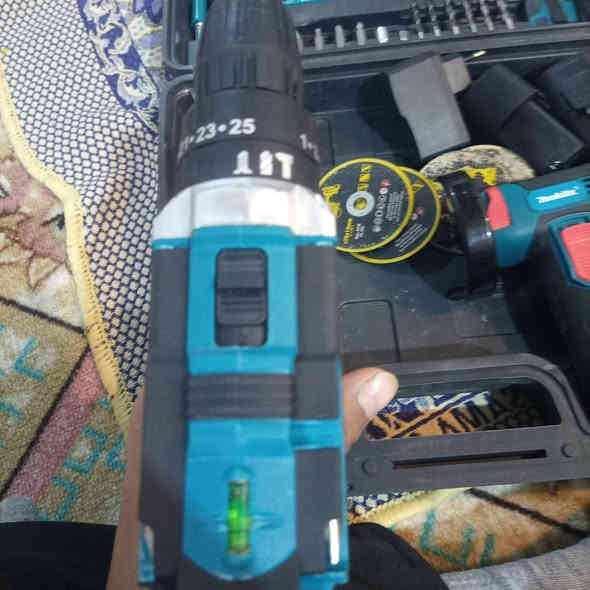 دريل وكوسرا نظام شد وثقب وبطاريتين شاحنه وقراصه مال كوسرا الدريل عزل 25 يعني همرر السعر 30 وبي مجال وهذا رقمي***********
