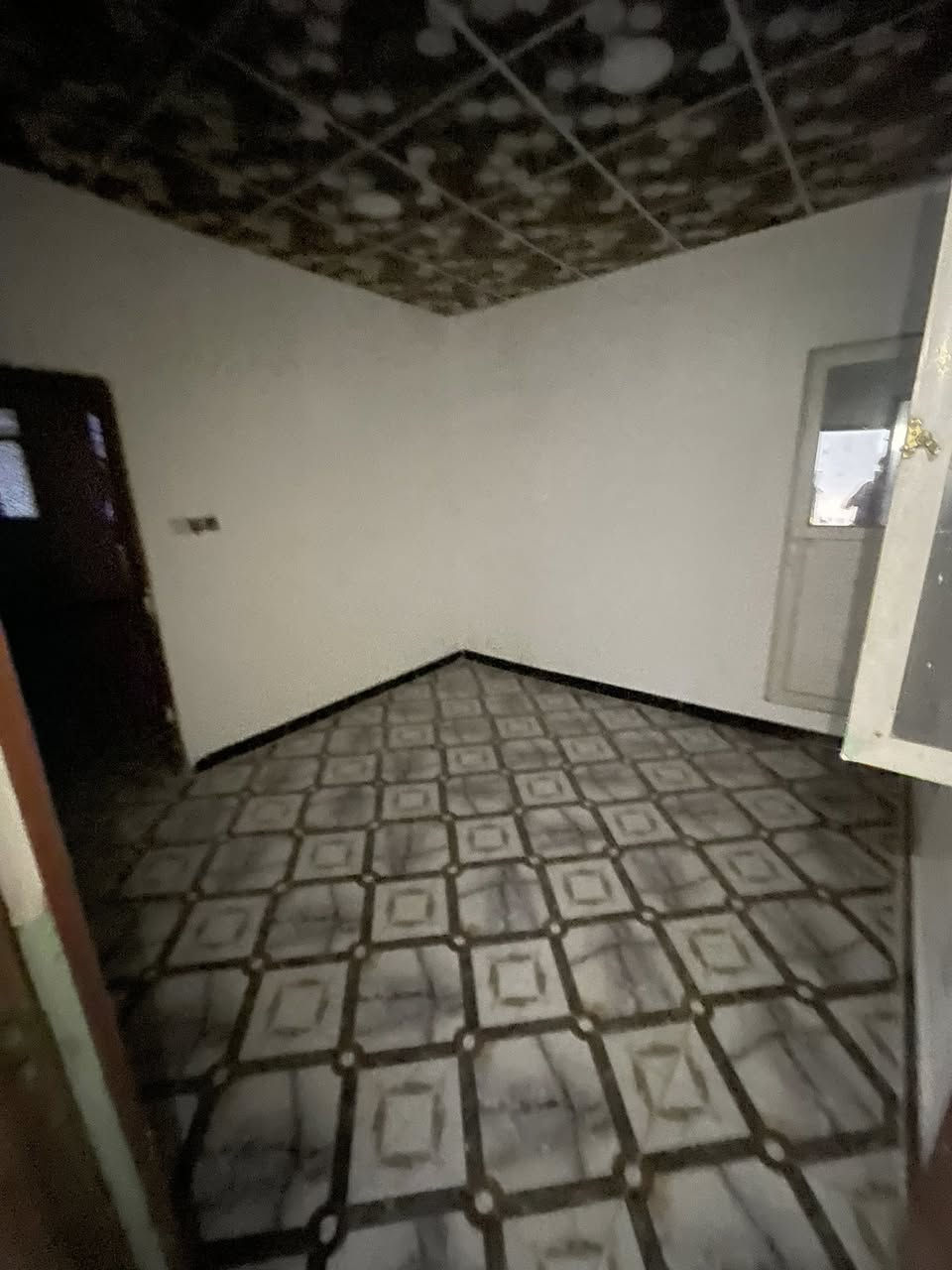 دار للبيع المساحة 200 متر طابقين 
خمس غرف نوم + سويتات حمامات داخل الغرف 
الشارع رصيف كامل وكهرباء ومجاري جديدة 
موقع حلو حي السلام مشمول بالتطويب والسعر 78 مليون بس 
للاستفسار ***********
