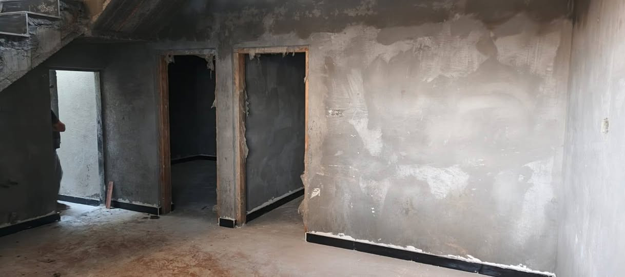 سلام عليكم دار للبيع مساحته 100متر العنوان جزيره شط العرب الفيروزيه شارع 9 شوراع تبليط مافت الخدمات يبعد عن الشارع العم لربع سايدات 300متر يتكون البيت غرفتين وصاله وستقبال ومطبخ وحمامات  السعر 68وقابل للتفواوض للتواصل رقم***********
