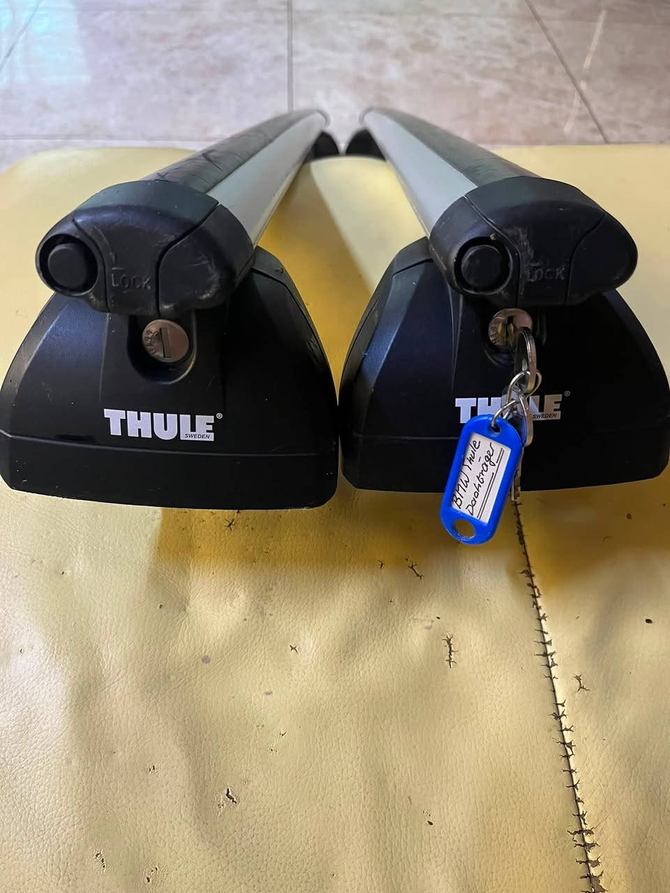 السلام عليكم جميعاً؛
اعرض للبيع : عوارض سقف ( سوپايه) (Roof Rack) أصلية من شر كة THULE/753  السويديه  لسيارات BMW

المواصفات:
 العلامة التجارية: Thule "AA7 - 18360"(الجودة العالمية المعروفة).
 التوافق: مصممة خصيصاً لهياكل سيارات BMW (تضمن ثباتاً عالياً وتصميماً انسيابياً).
 الحالة: مستعملة، نظيفة جداً وبحالة ممتازة (كما موضح في الصور).
 المميزات:
 نظام تثبيت آمن جداً وقوي (تحمل حتى 100 كغم).
 مزودة بأقفال أمان (مفتاحين أصليين متوفرين).
 سهلة التركيب والفك بنظام تدرج دقيق.

القطعة أصلية وممتازة للسفر، أو حمل الدراجات، أو صناديق السقف (Roof Boxes).
السعر: (200 )$ دولار
سعر الشراء من المانيا 500€ يورو
المكان: حلة/ حي الحسين
البيع بعد المعاينه ولا يوجد ارسال ،
للاستغسار :
☎️ *********** مع الواتس
