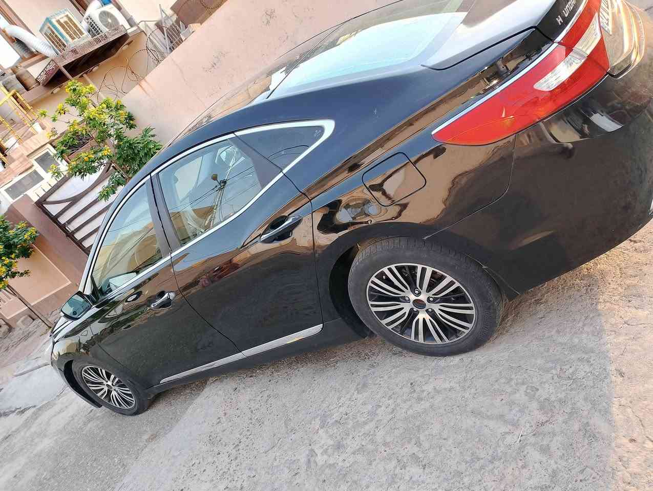 ازيرا موديل٢٠١١بيها بونيد و قبغ صندوق للبيع او مراوس ويا كامري ***********بيها واتساب
