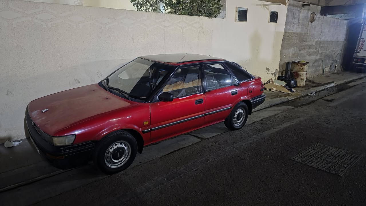 كورلا ٩٠ يسرى بلاد
مكفوله من الضربه 
القماره مغلفه اثر الجراد لان السياره ٩٠ وبدون اي صبغ
كير و جام عادي
سنتر لك دبل سويج 
لايت زنون الناصي شمسي العالي ابيض
صدر وتايرات جديد
محرك كير كلج مكفولات
مسجل اوكس بلوتوث
سياره بدون اي نقص 
سعرها ٥٢
للاستفسار ***********
مكان السياره الفلوجه
