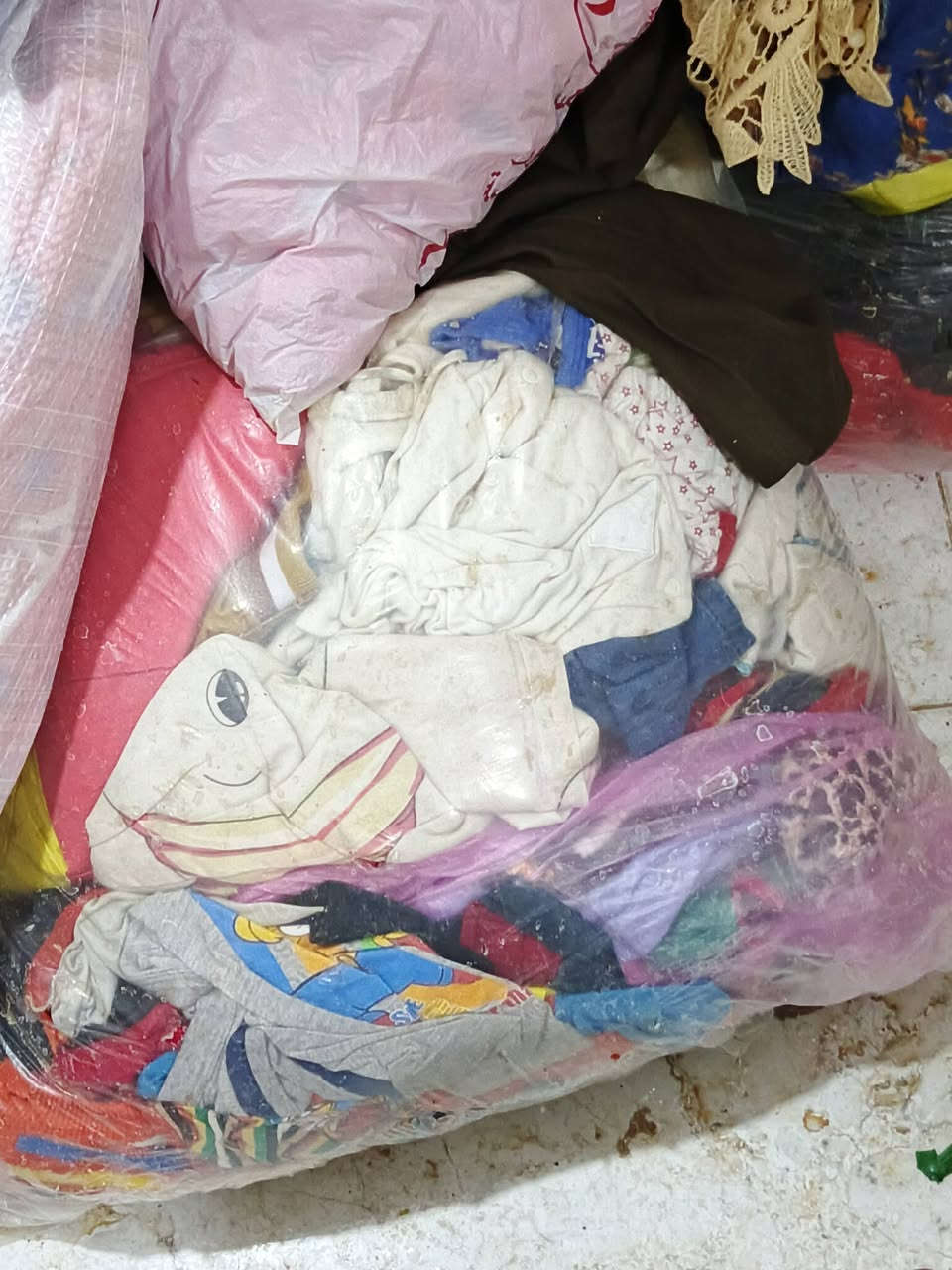 السلام عليكم
عندي هذني حضاين+بطانية+ملابس نسائية شتائية وعندي هم سجادات اي واحد محتاج فقير موكب شس عندي  5 سجادات ما محتاجهن للاتصال على هذا الرقم ***********
