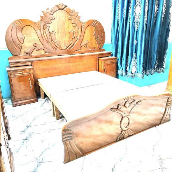 السلام عليكم 
غرفه للبيع خمس ابواب طابقين سعره 600
***********
