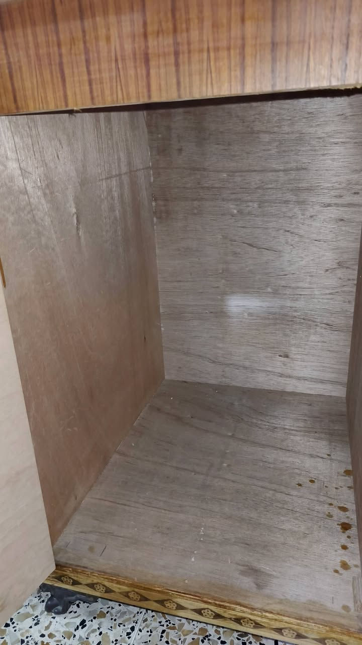 بوفيه احطاطه للبيع طولها مترين نضيفه فول السعر 160 وبيها مجال *********** العنوان دلي عباس شارع البلدية
